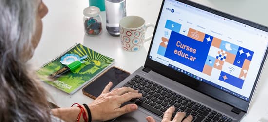 docente escribiendo en computadora
